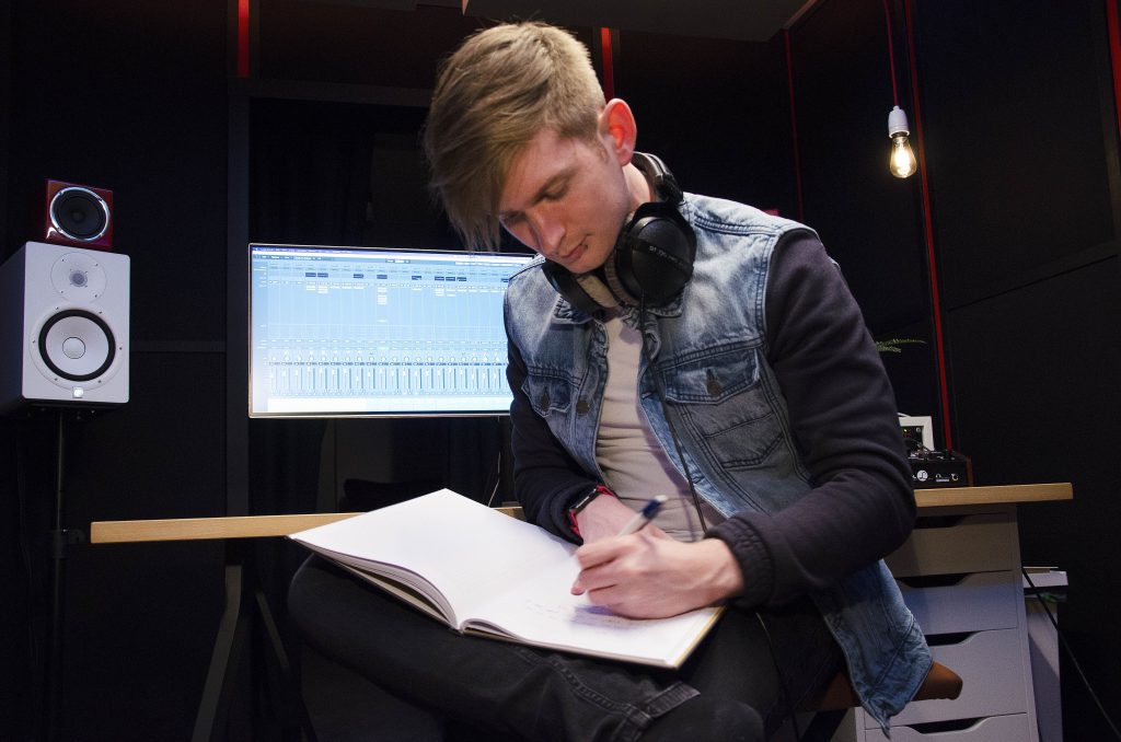 Musikproduzent Lukas Lach in seinem Studio beim Songwriting
