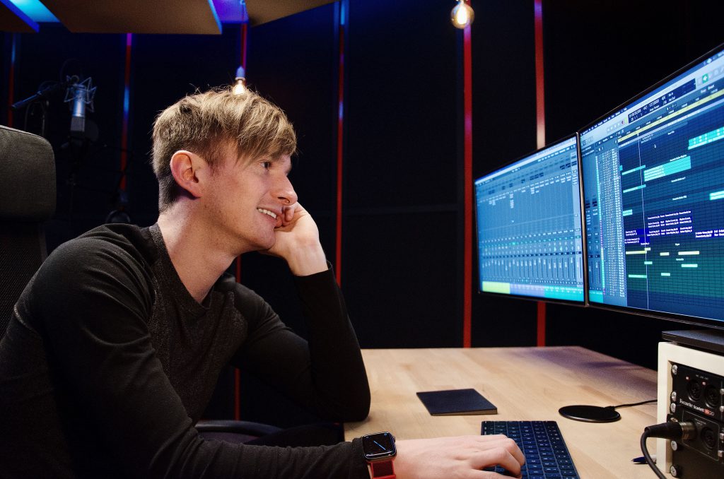 Musikproduzent Lukas Lach in seinem Studio
