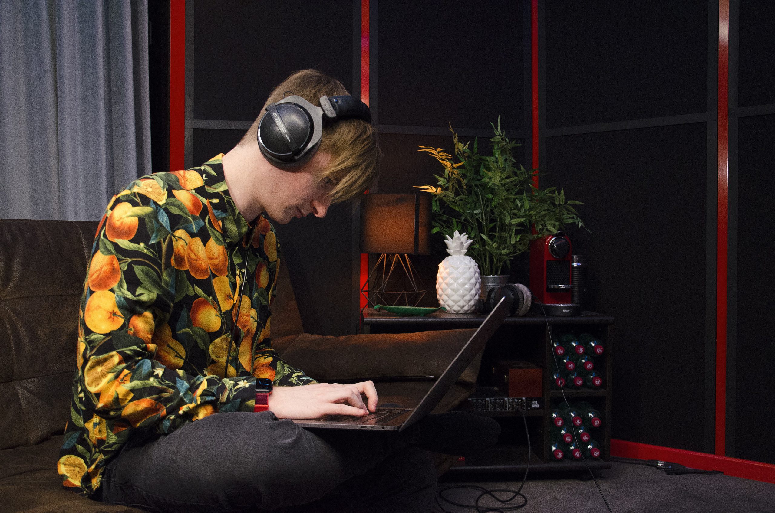 Musikproduzent Lukas Lach in seinem Studio mit Kopfhörer