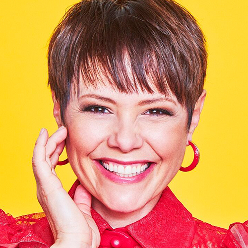 Francine Jordi, Portrait, Lächeln, mit gelbem Hintergrund