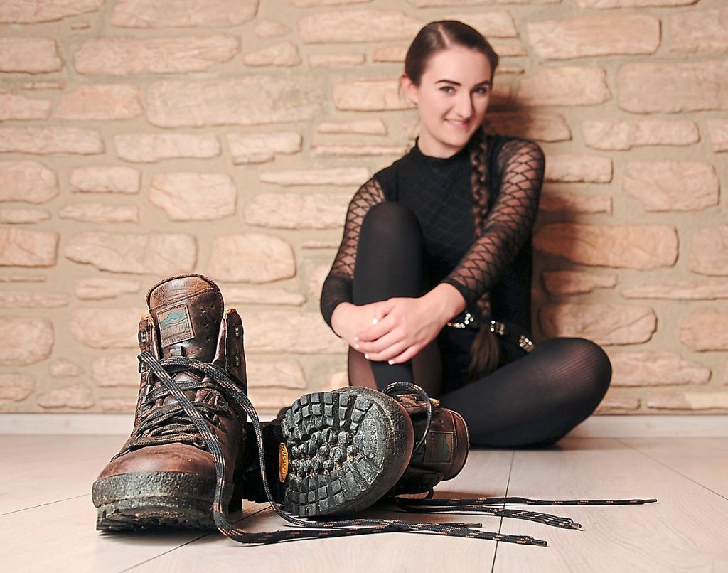 Tammy S., Portrait, Mauer als Hintergrund, Schuhe