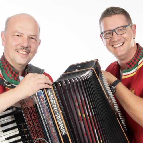 Tiroler Partymander, Gruppenfoto, Ziehharmonika, Akkordeon, Lächeln, heller Hintergrund