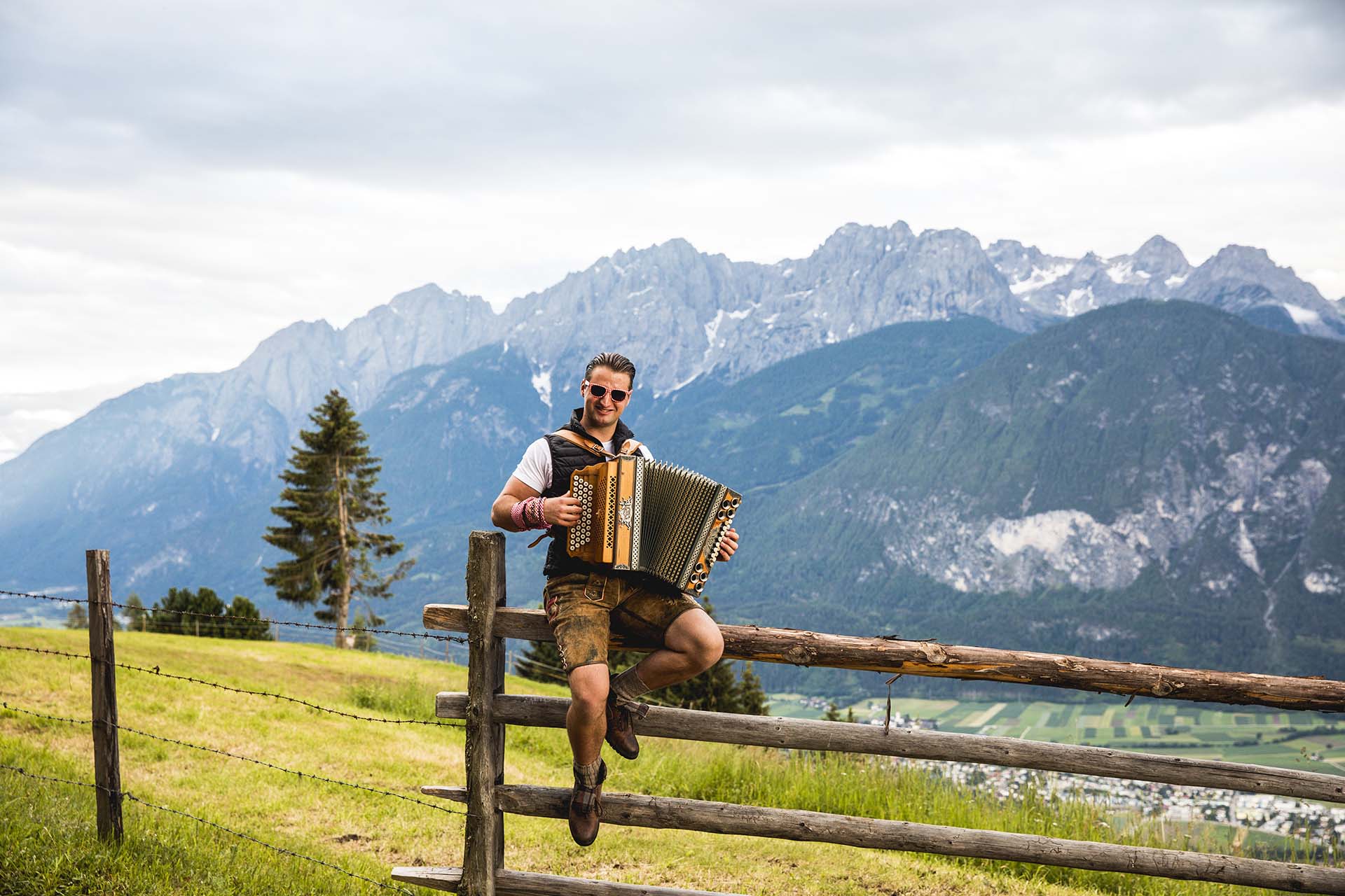 Florian Andreas, Landschaft, Berge, Wiese, Steirische Harmonika, Sonnenbrille