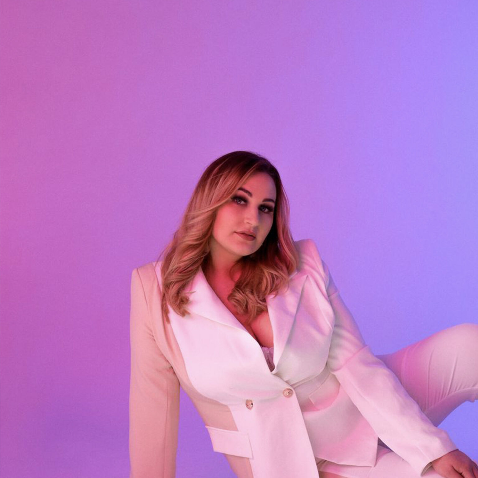 Adriana, pinker Hintergrund, sexy Blick, weißes Outfit