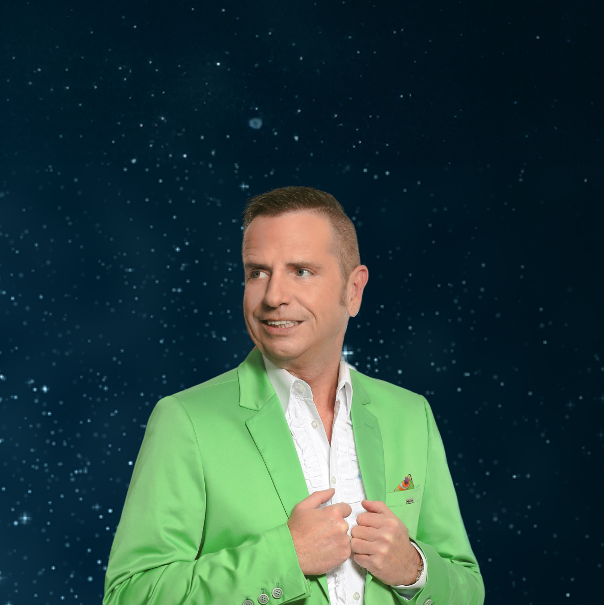 Nikolas Gerdes, Niko G., grüner Anzug, Blick auf die Seite, Sternenhimmel im Hintergrund